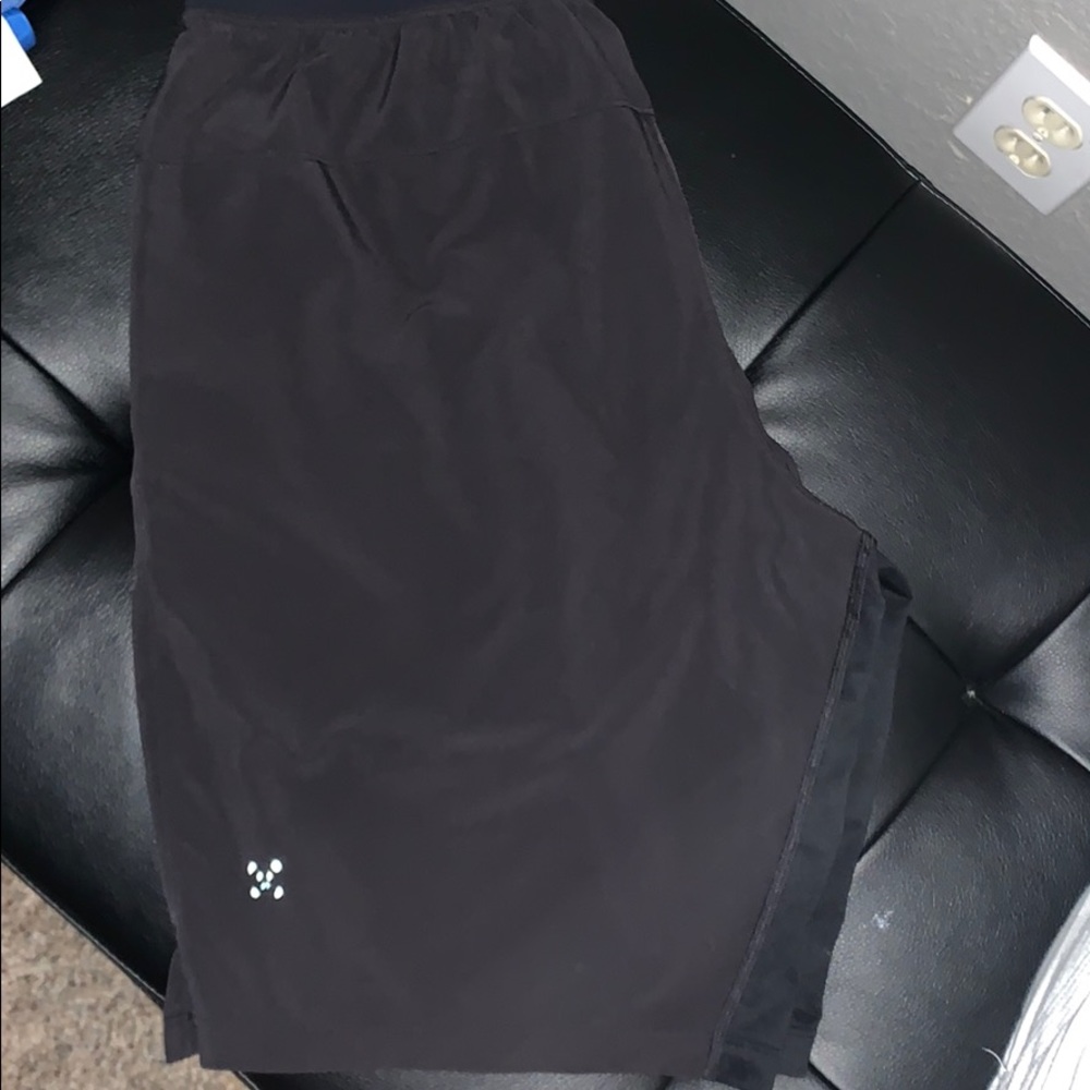 T. H. E lululemon 9in short